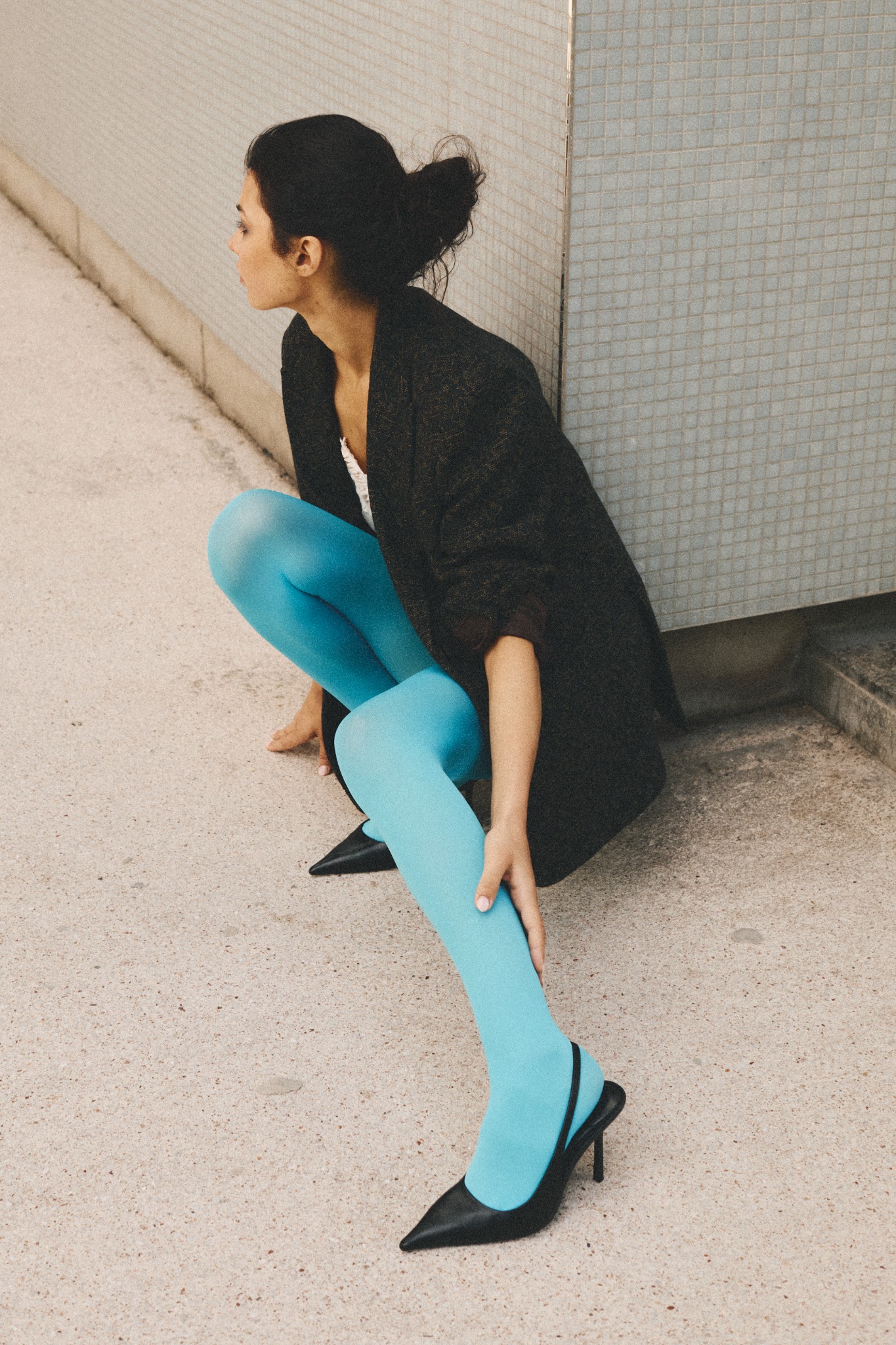 Editorial mode, modèle assise avec collants bleus