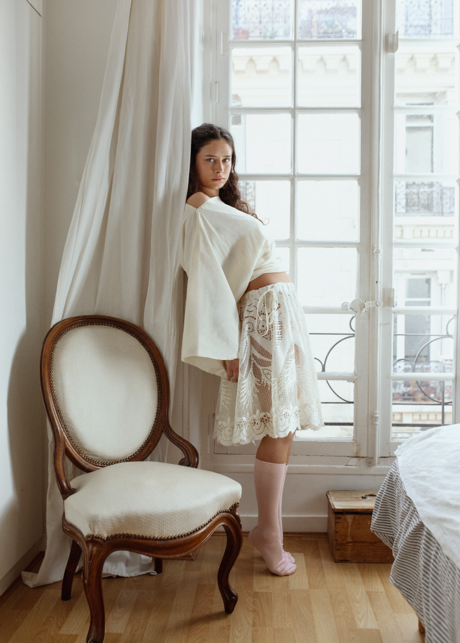 Campagne Foli Paris SS26, silhouette blanche près d'une fenêtre