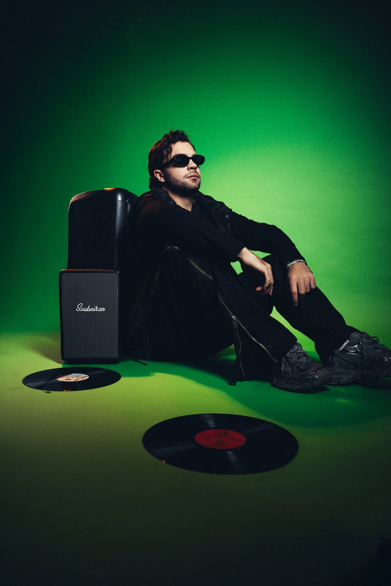 Hugo Soubeiran dans un décor vert avec vinyles