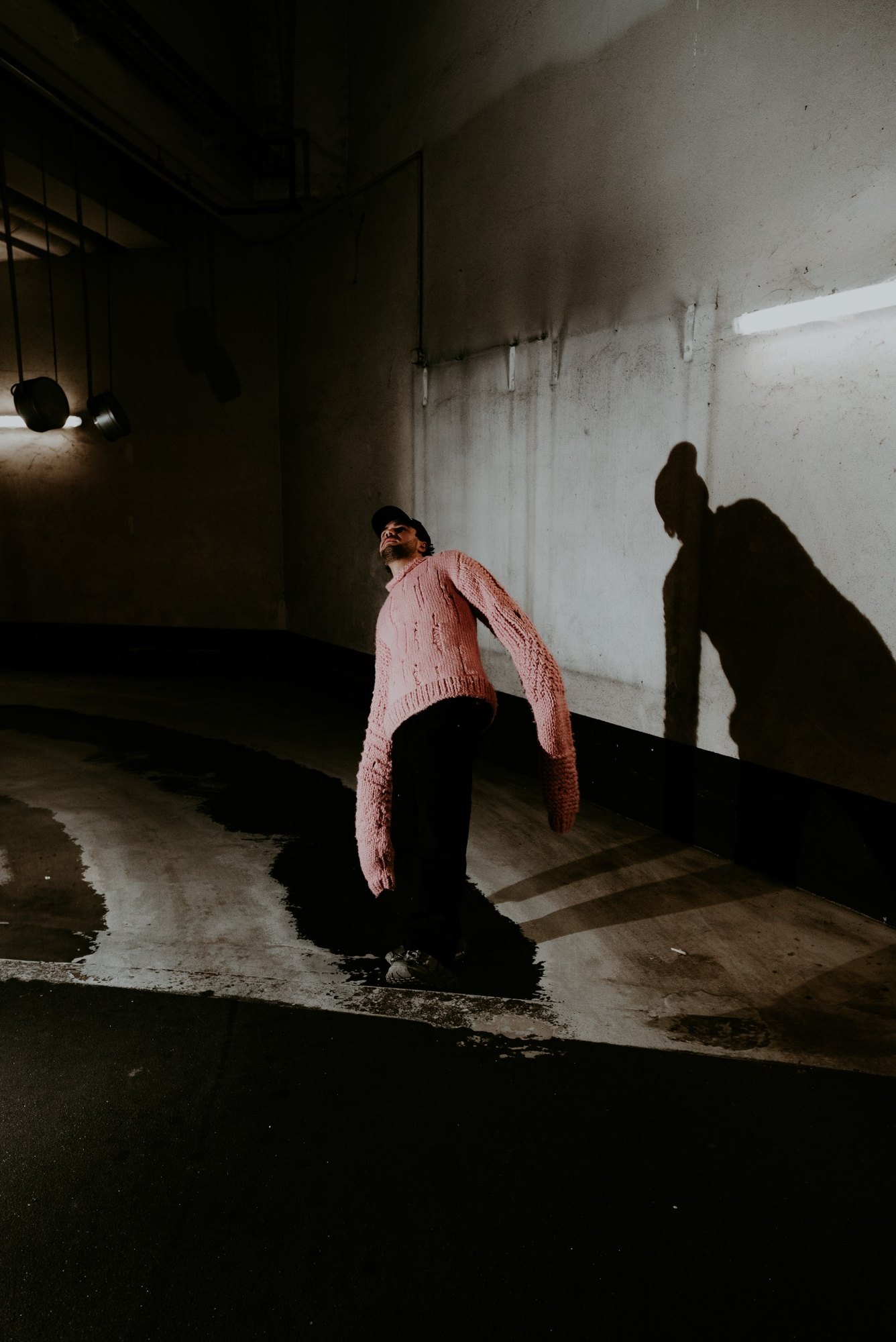Hugo Soubeiran en maille rose et jeu d’ombre