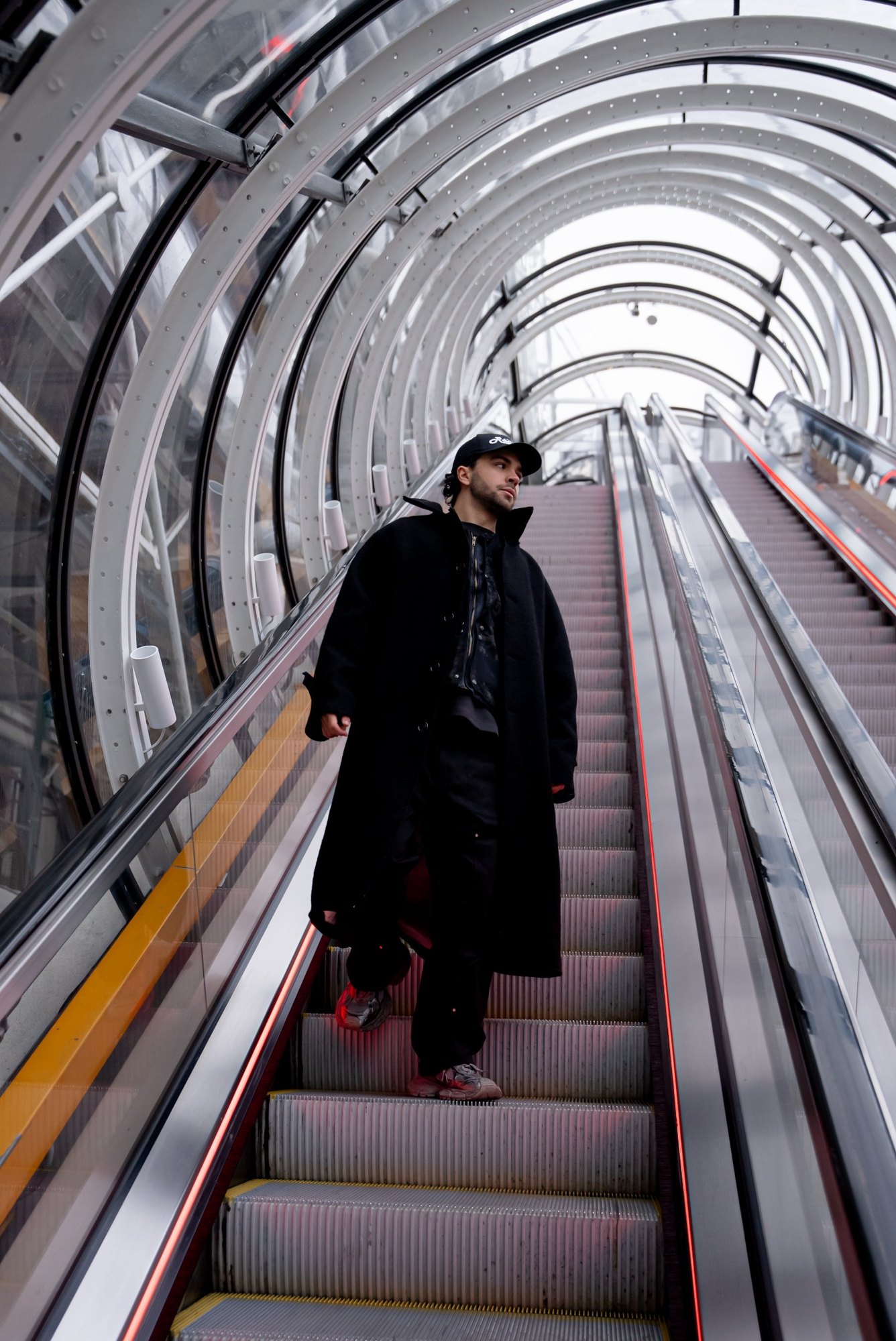 Hugo Soubeiran sur un escalator