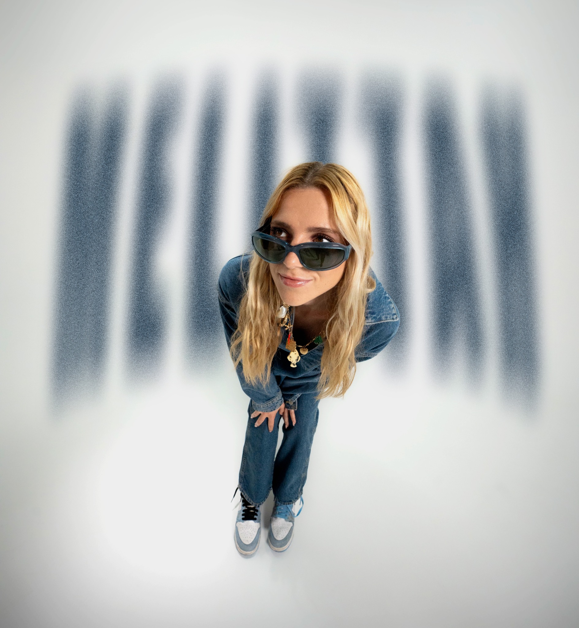 Melittah — look denim et lunettes